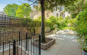 Elegant Multi-Level Townhouse in Prestigious Kensington - London, United Kingdom