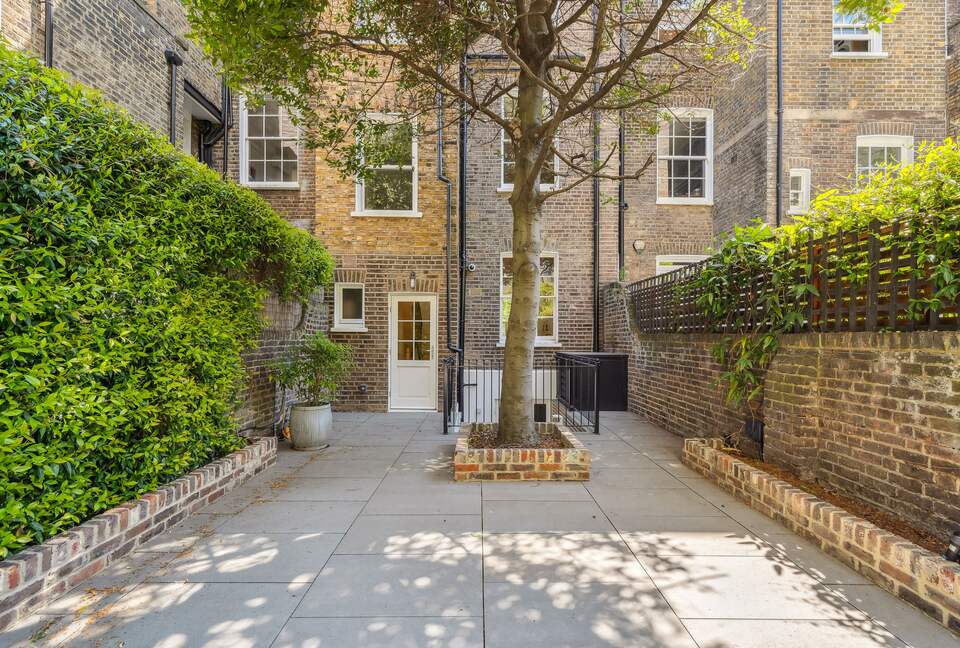 Elegant Multi-Level Townhouse in Prestigious Kensington - London, United Kingdom