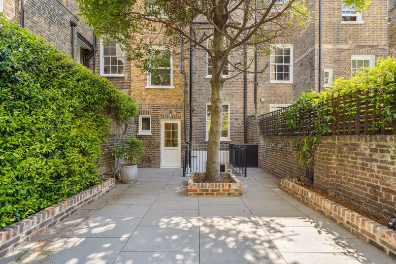 Elegant Multi-Level Townhouse in Prestigious Kensington - London, United Kingdom