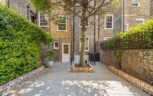 Elegant Multi-Level Townhouse in Prestigious Kensington - London, United Kingdom