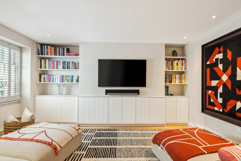 Elegant Multi-Level Townhouse in Prestigious Kensington - London, United Kingdom