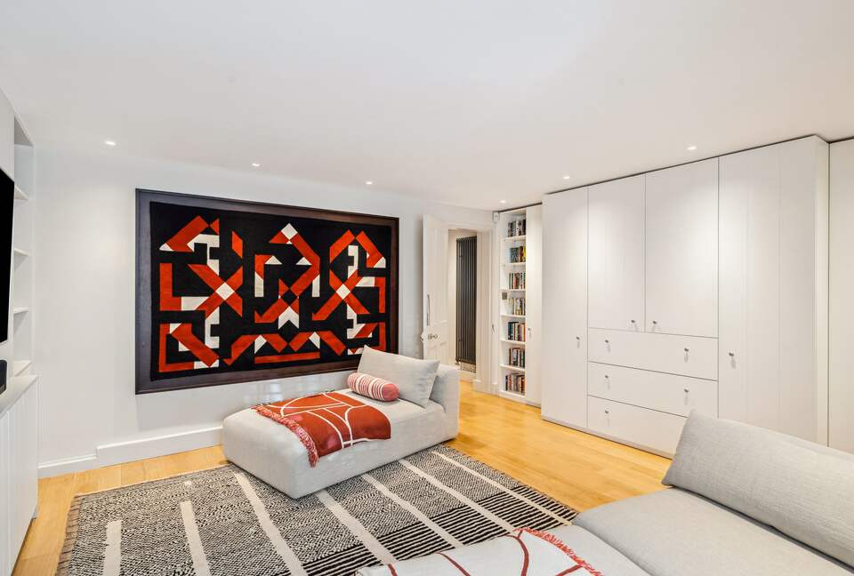 Elegant Multi-Level Townhouse in Prestigious Kensington - London, United Kingdom