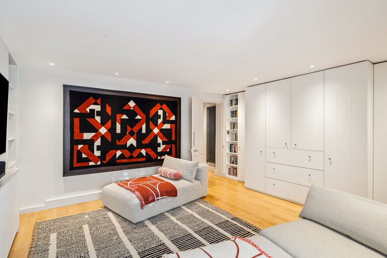 Elegant Multi-Level Townhouse in Prestigious Kensington - London, United Kingdom