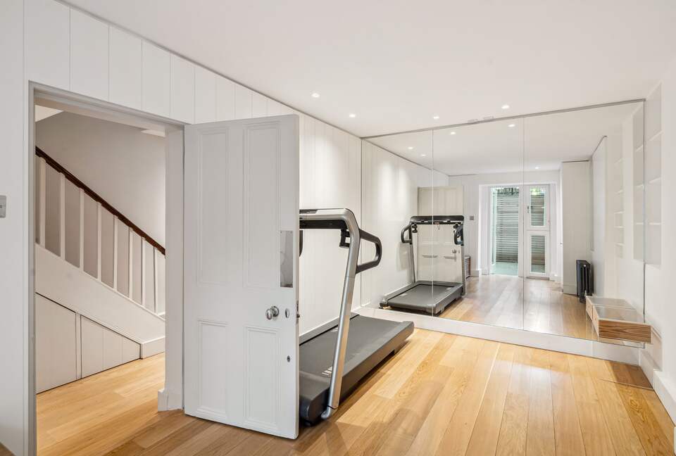Elegant Multi-Level Townhouse in Prestigious Kensington - London, United Kingdom