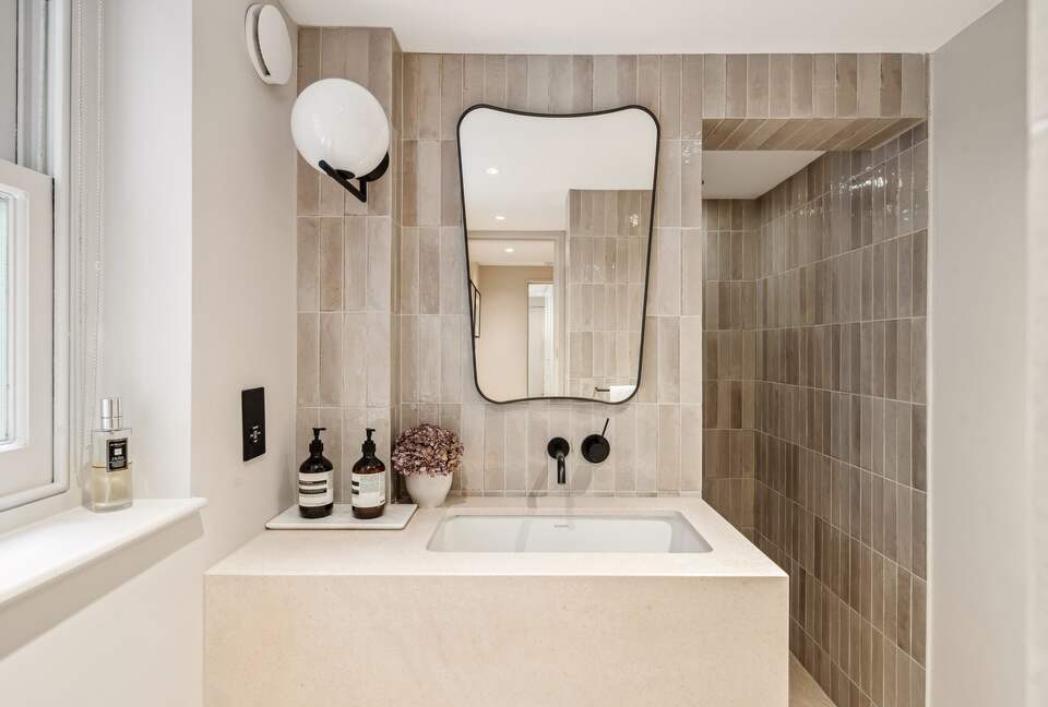 Elegant Multi-Level Townhouse in Prestigious Kensington - London, United Kingdom