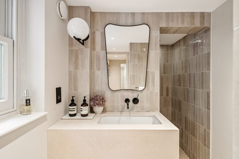 Elegant Multi-Level Townhouse in Prestigious Kensington - London, United Kingdom