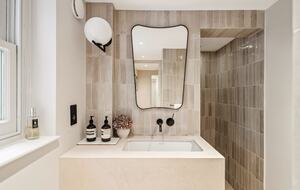 Elegant Multi-Level Townhouse in Prestigious Kensington - London, United Kingdom