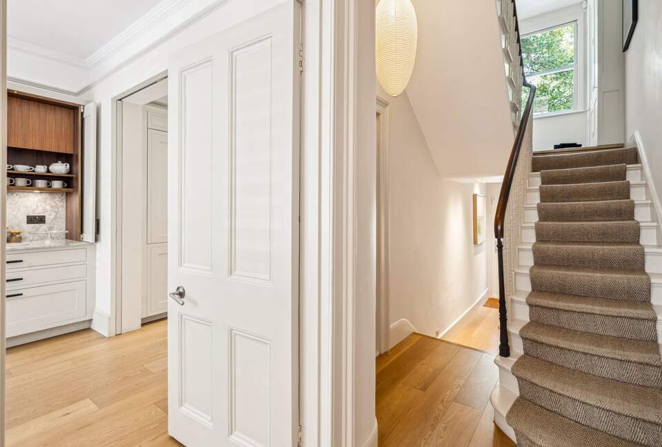 Elegant Multi-Level Townhouse in Prestigious Kensington - London, United Kingdom