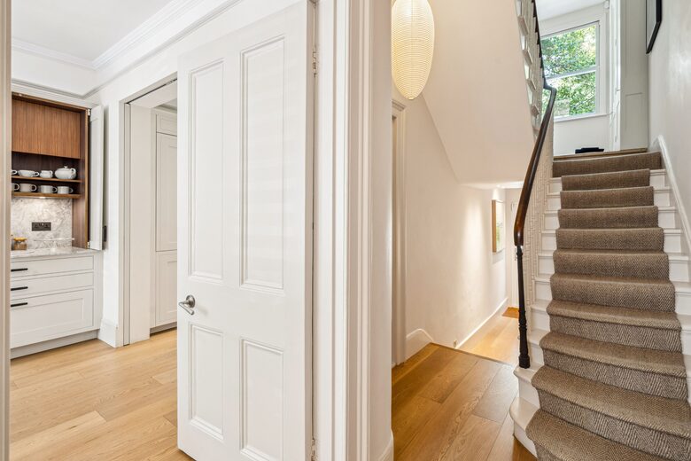 Elegant Multi-Level Townhouse in Prestigious Kensington - London, United Kingdom