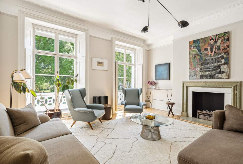 Elegant Multi-Level Townhouse in Prestigious Kensington - London, United Kingdom