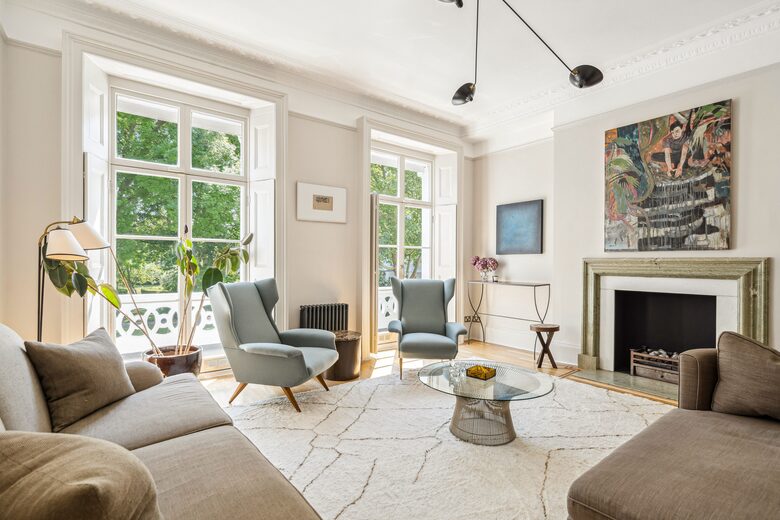 Elegant Multi-Level Townhouse in Prestigious Kensington - London, United Kingdom