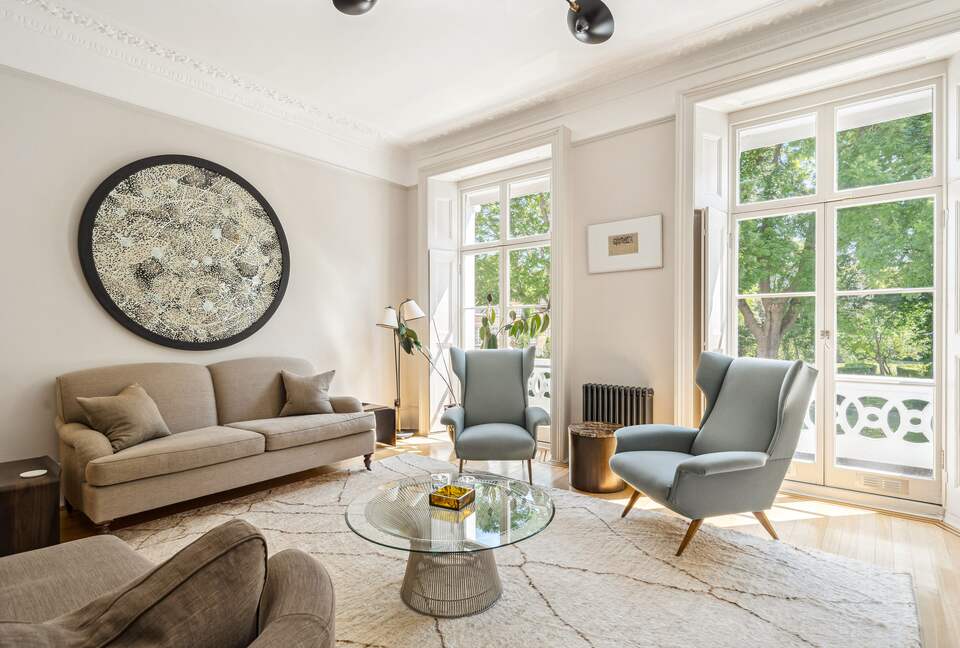 Elegant Multi-Level Townhouse in Prestigious Kensington - London, United Kingdom