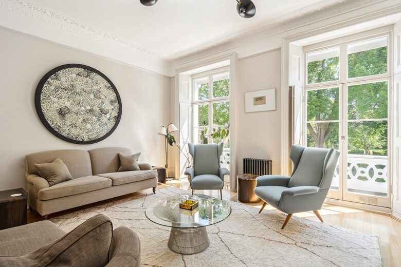 Elegant Multi-Level Townhouse in Prestigious Kensington - London, United Kingdom