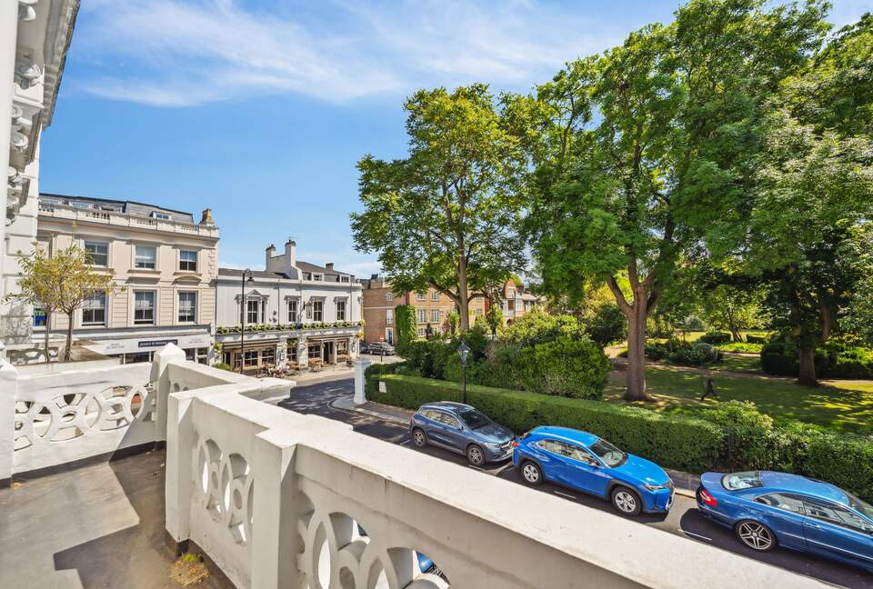 Elegant Multi-Level Townhouse in Prestigious Kensington - London, United Kingdom