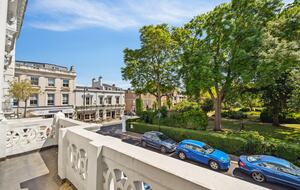 Elegant Multi-Level Townhouse in Prestigious Kensington - London, United Kingdom