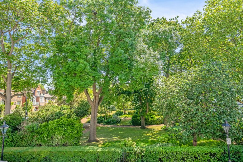 Elegant Multi-Level Townhouse in Prestigious Kensington - London, United Kingdom