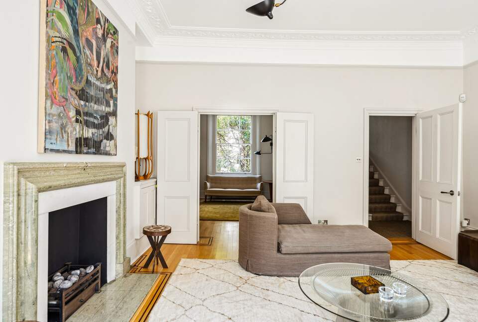 Elegant Multi-Level Townhouse in Prestigious Kensington - London, United Kingdom