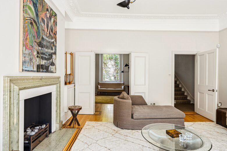 Elegant Multi-Level Townhouse in Prestigious Kensington - London, United Kingdom