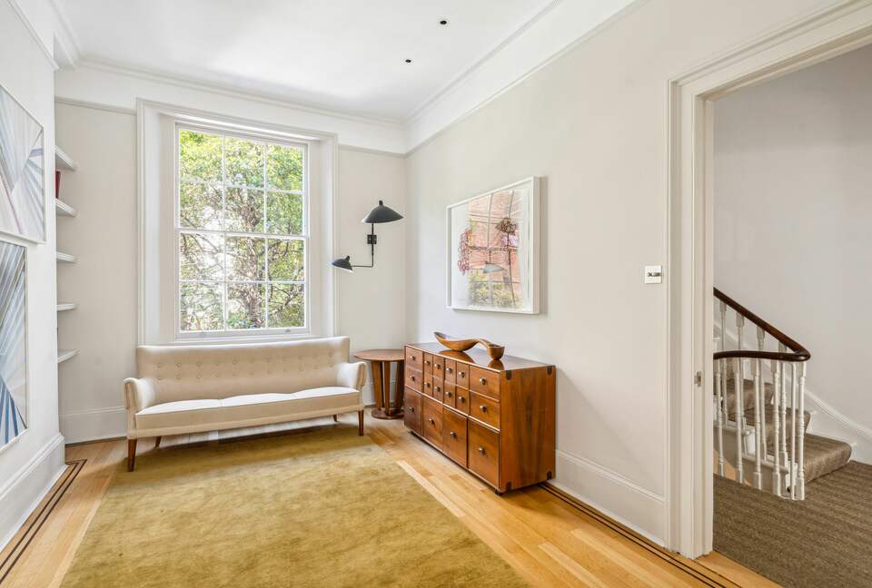 Elegant Multi-Level Townhouse in Prestigious Kensington - London, United Kingdom