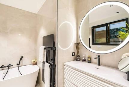 Sophisticated Two-Bedroom Haven in Le Cannet - Le Cannet, France