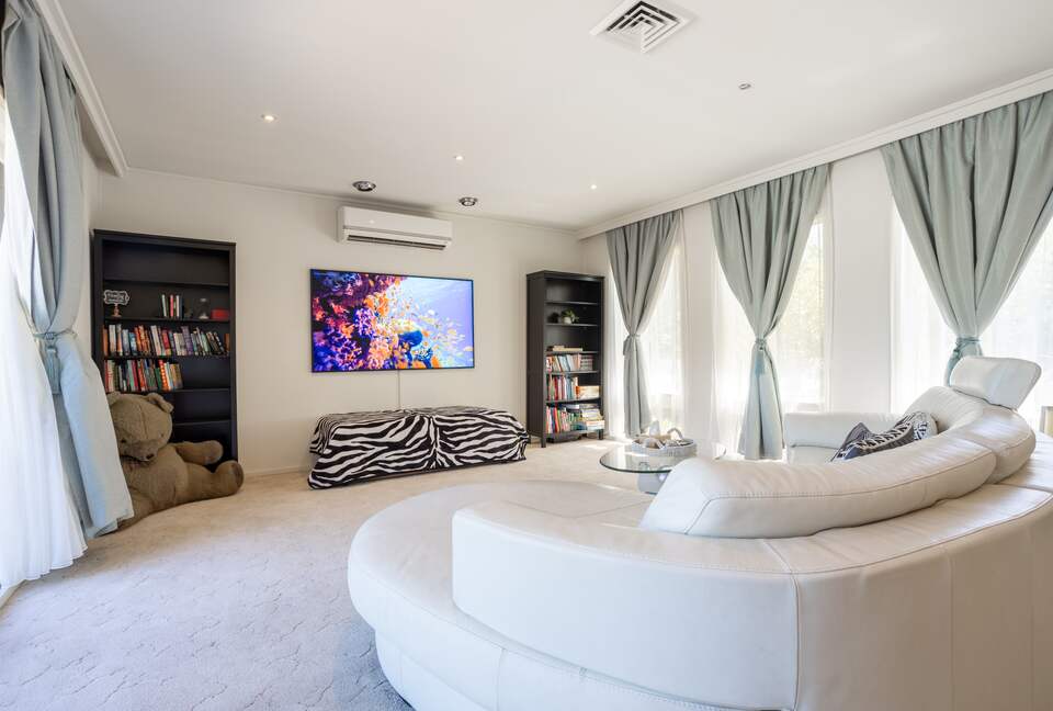 Brighton Blissful | A Poolside Coastal Retreat - Brighton East, Australia