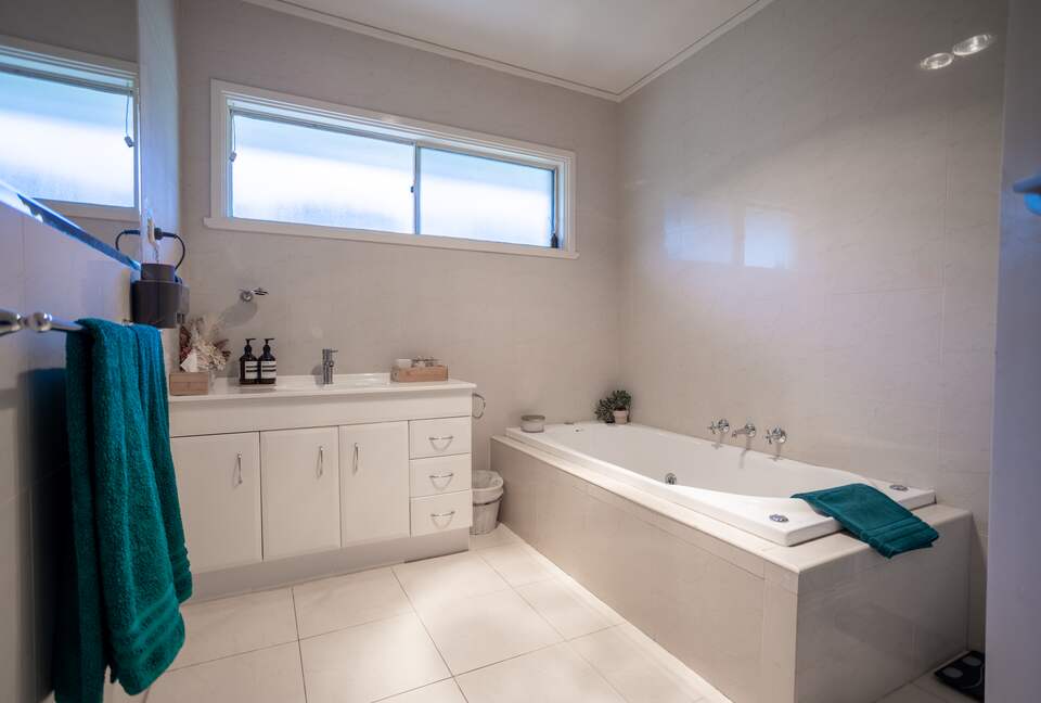 Brighton Blissful | A Poolside Coastal Retreat - Brighton East, Australia