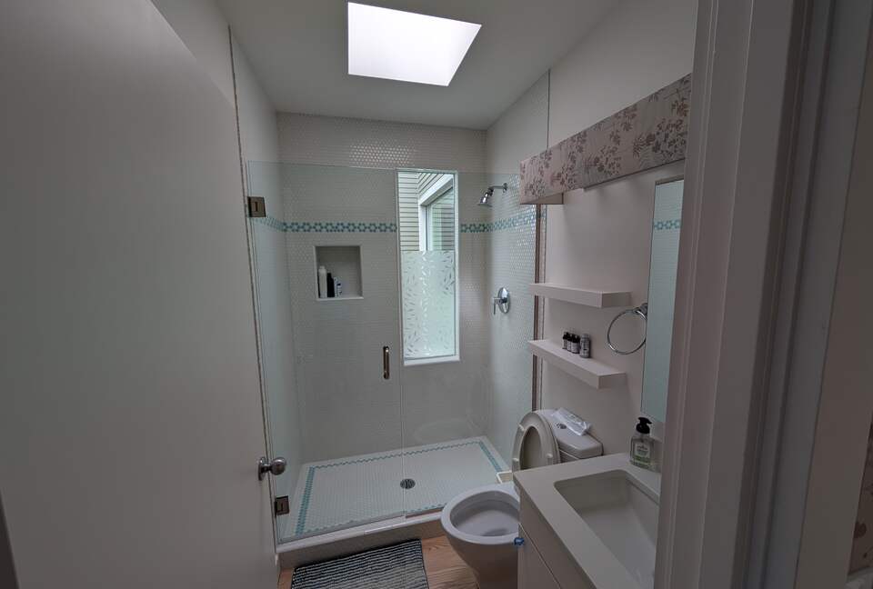 Guest bedroom B bathroom