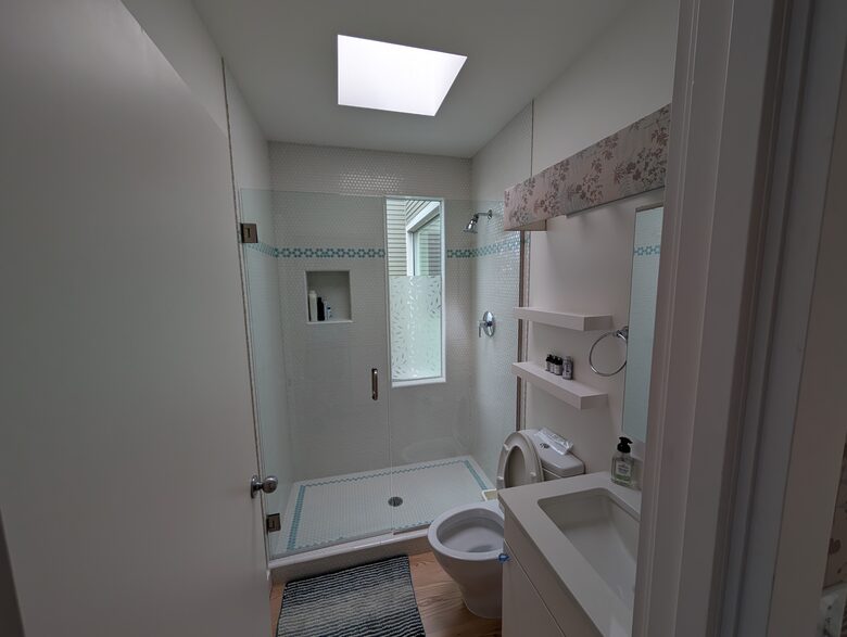 Guest bedroom B bathroom