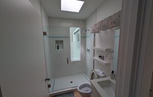 Guest bedroom B bathroom