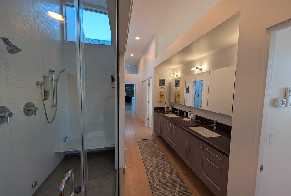 Main bathroom with steam shower