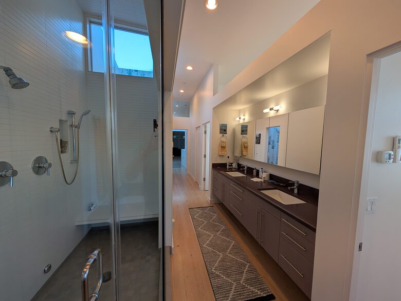 Main bathroom with steam shower