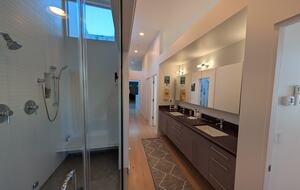 Main bathroom with steam shower