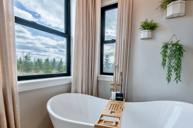 The "Grand" master suite, soaking tub and private view