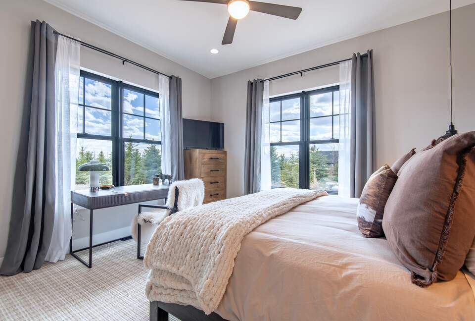 Tatanka Suite w/ Luxury King Bed and private workspace