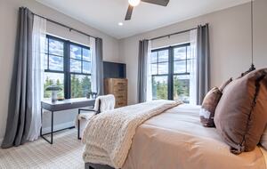 Tatanka Suite w/ Luxury King Bed and private workspace