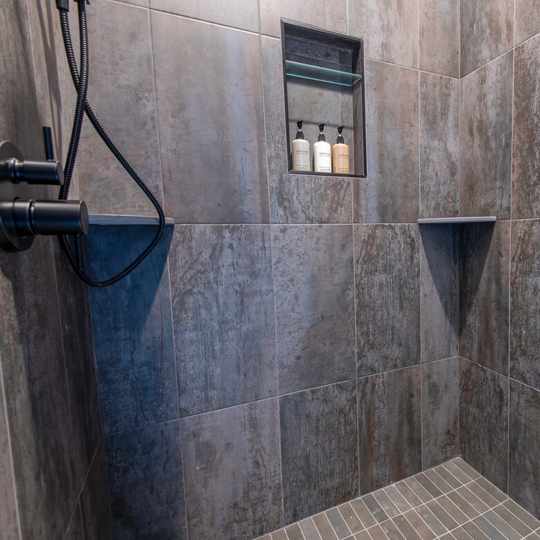 Tatanka Suite Luxury steam shower