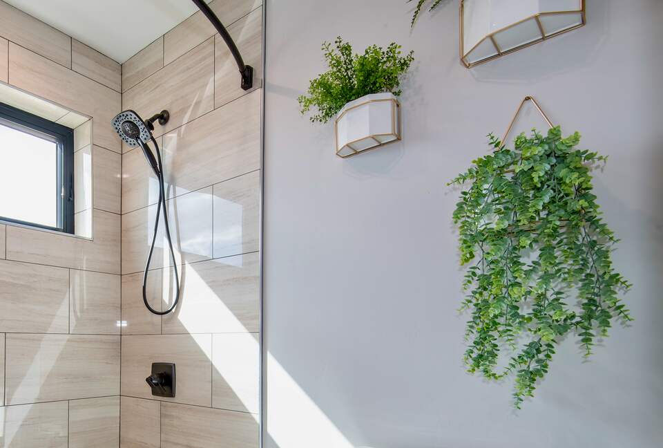 Sequoia Suite Bath & Shower