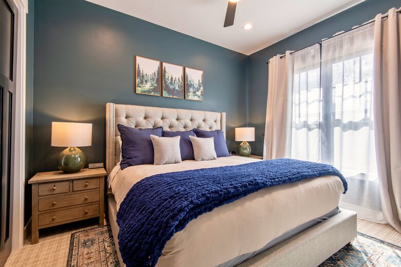 Sequioa Suite - Dark moods w/ Luxury King Bed & cozy decor