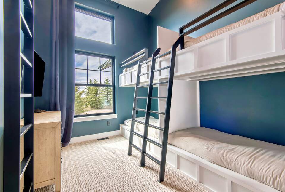 Alpenglow retreat sleeps 6 w/ built-in bunks & private loft
