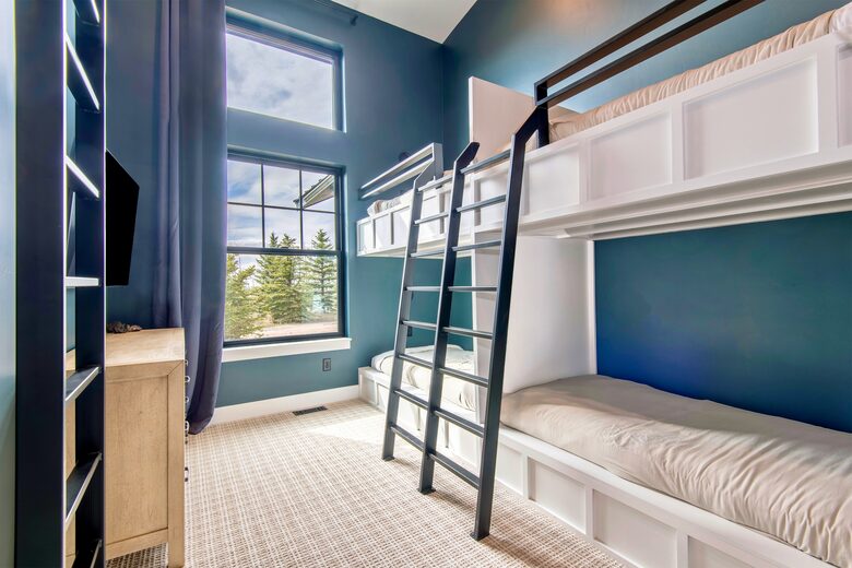 Alpenglow retreat sleeps 6 w/ built-in bunks & private loft