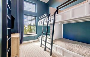 Alpenglow retreat sleeps 6 w/ built-in bunks & private loft