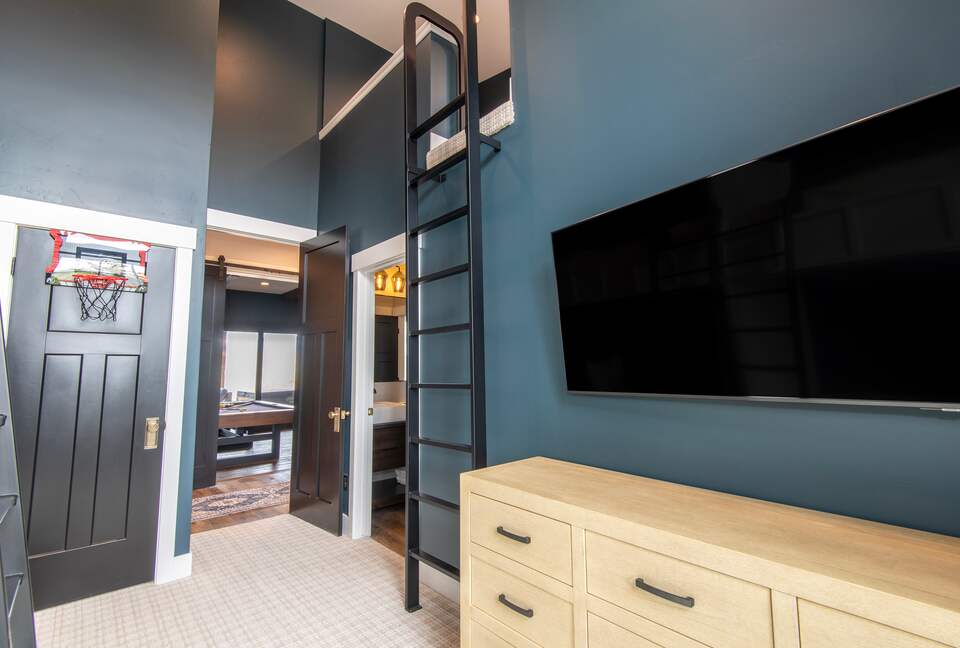 Alpenglow retreat sleeps 6 w/ built-in bunks & private loft