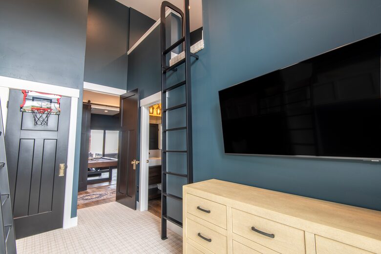 Alpenglow retreat sleeps 6 w/ built-in bunks & private loft