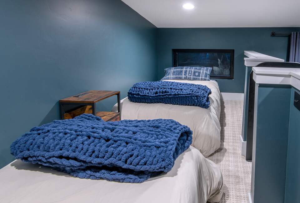 Alpenglow Retreat Loft w/ 2 single beds & room to stand