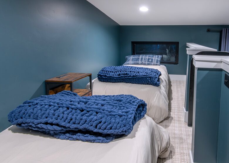 Alpenglow Retreat Loft w/ 2 single beds & room to stand