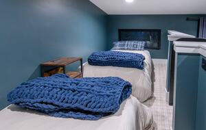Alpenglow Retreat Loft w/ 2 single beds & room to stand