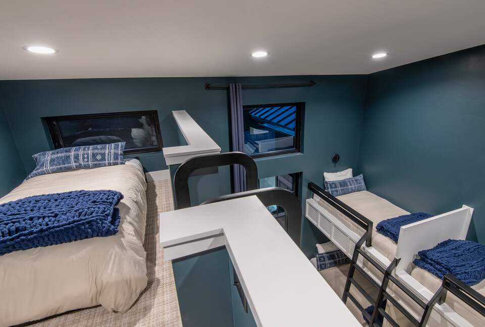 Alpenglow retreat sleeps 6 w/ built-in bunks & private loft