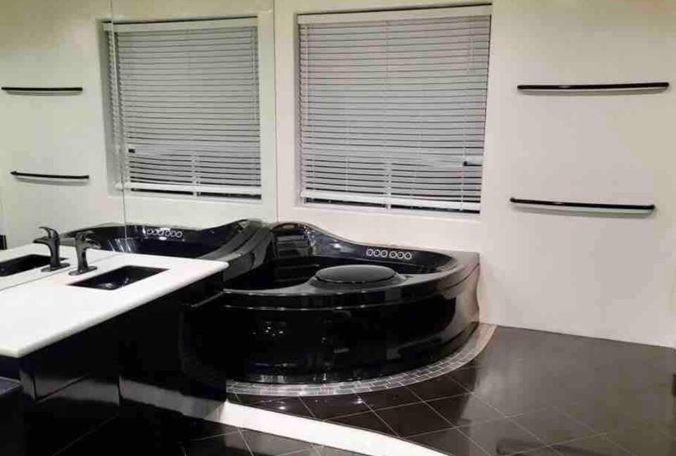 Art Deco Haven Overlooking the Las Vegas Strip - Las Vegas, Nevada