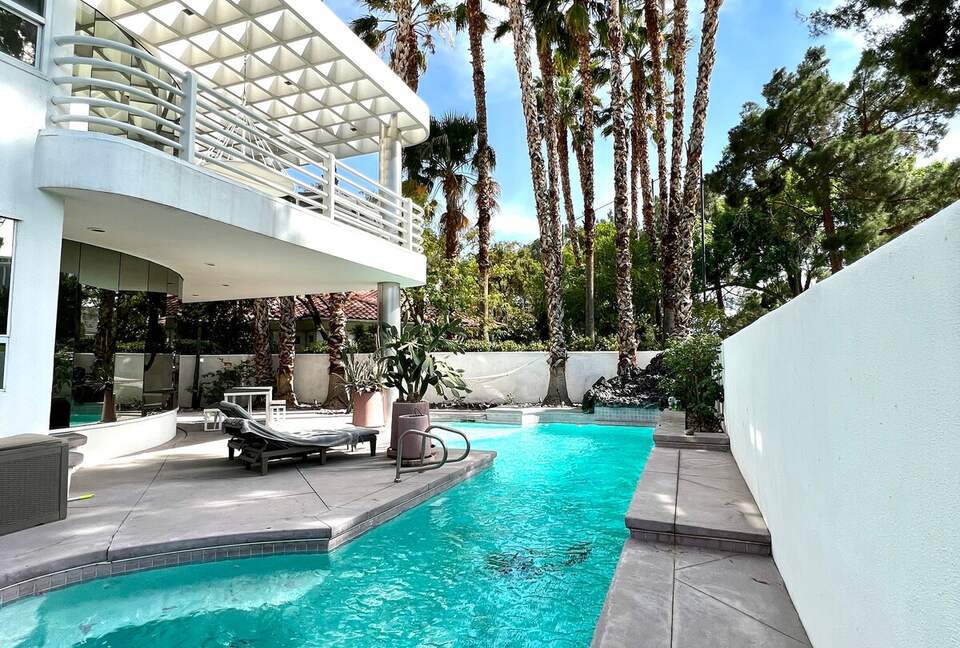 Art Deco Haven Overlooking the Las Vegas Strip - Las Vegas, Nevada