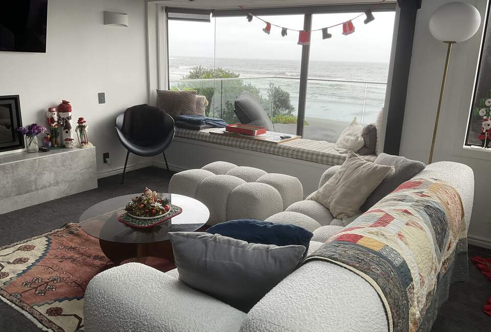 Modernist Gem with Ocean Views and Private Beach Access - Ōakura, New Zealand